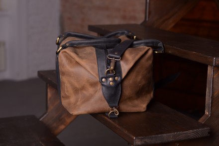 Кожаная сумка среднего размера с воинственной душой и стильным дизайном
"S. . фото 7