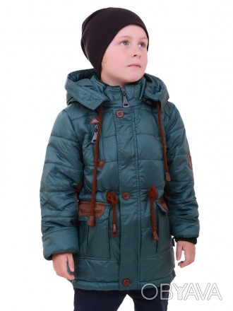 Удлиненная куртка для маленького мальчика. Украшена двумя накладными карманами и. . фото 1