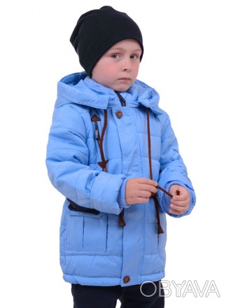 Удлиненная куртка для маленького мальчика. Украшена двумя накладными карманами и. . фото 1