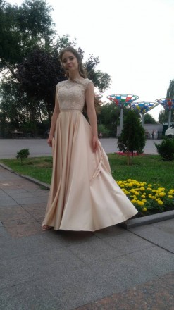 Выпускное вечернее платье.ОГ 85 см ОТ 65 см.Цвет золотисто-бежевый,матерал шелк.. . фото 2