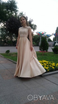 Выпускное вечернее платье.ОГ 85 см ОТ 65 см.Цвет золотисто-бежевый,матерал шелк.. . фото 1