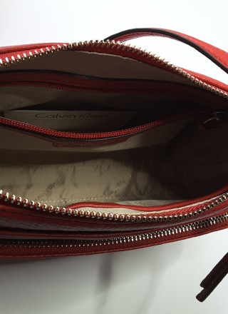 Кожаная сумка кросс-боди красного цвета  Calvin Klein, США, оригинал в идеальней. . фото 4