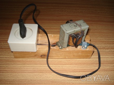 Предназначен для безопасного включения в электросеть устаревших проекторов (напр. . фото 1