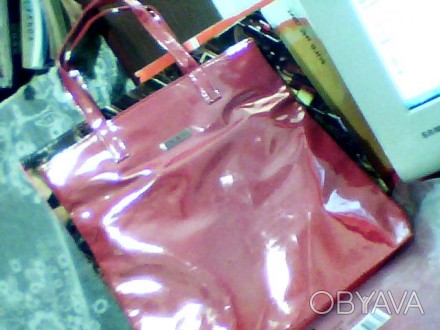 абсолютно новая сумочка лёгкая  удобная без изъянов( просто не мой стиль) размер. . фото 1