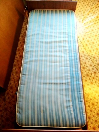 Кровать с пружинным матрацем. Цвет корпуса -  ольха, матрацы - голубой атлас в ш. . фото 5