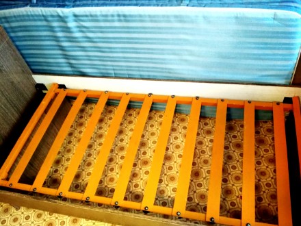 Кровать с пружинным матрацем. Цвет корпуса -  ольха, матрацы - голубой атлас в ш. . фото 3