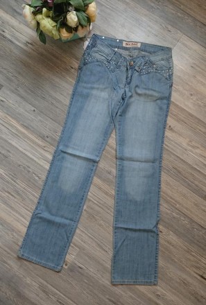 Красивые джинсы с украшением на кармане. Фасон прямой.
цвет голубой  
размер 2. . фото 8