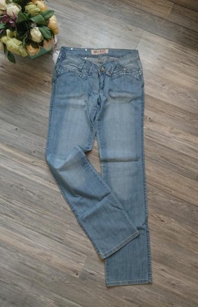 Красивые джинсы с украшением на кармане. Фасон прямой.
цвет голубой  
размер 2. . фото 7
