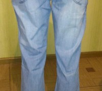 Красивые джинсы с украшением на кармане. Фасон прямой.
цвет голубой  
размер 2. . фото 6