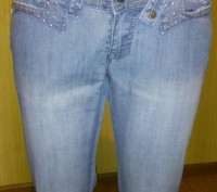 Красивые джинсы с украшением на кармане. Фасон прямой.
цвет голубой  
размер 2. . фото 9