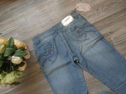 Красивые джинсы с украшением на кармане. Фасон прямой.
цвет голубой  
размер 2. . фото 3