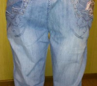 Красивые джинсы с украшением на кармане. Фасон прямой.
цвет голубой  
размер 2. . фото 4