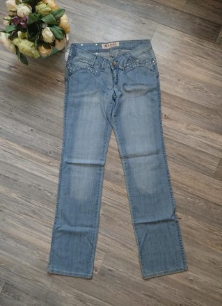 Красивые джинсы с украшением на кармане. Фасон прямой.
цвет голубой  
размер 2. . фото 2