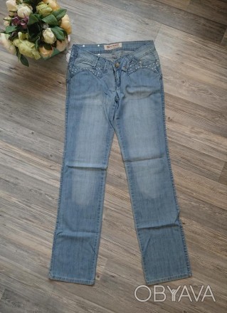 Красивые джинсы с украшением на кармане. Фасон прямой.
цвет голубой  
размер 2. . фото 1