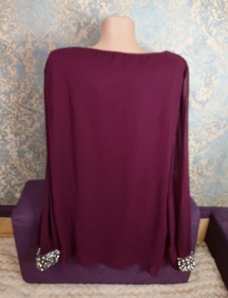 Шикарная блуза винного цвета с камнями и буминами под жемчуг на рукавах
Размер . . фото 5