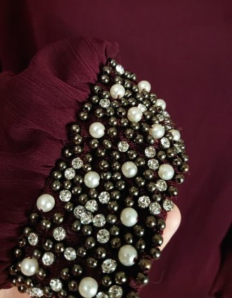 Шикарная блуза винного цвета с камнями и буминами под жемчуг на рукавах
Размер . . фото 4