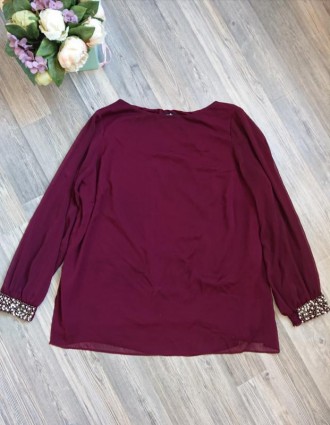 Шикарная блуза винного цвета с камнями и буминами под жемчуг на рукавах
Размер . . фото 3