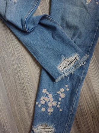Женские джинсы мом с вышивкой и потертостями состояние идеальное
Размер 28 наш . . фото 4