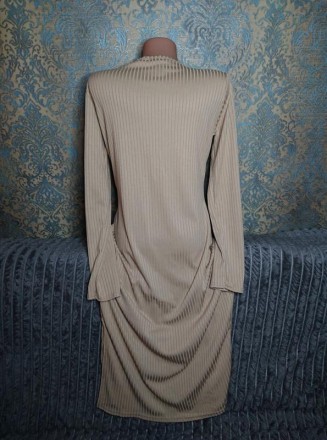 Трикотажное нюдовое платье с молнией и разрезом для ноги, состояние новое но без. . фото 3