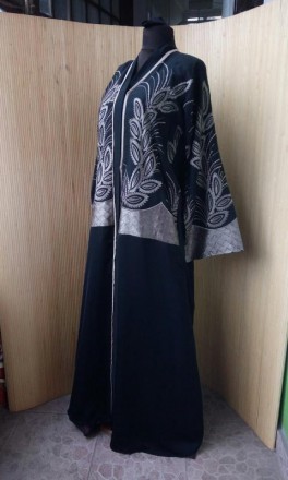 роскошная абая - халат из качественного крэпа с богатой вышивкой .
рукав широки. . фото 2