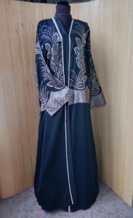роскошная абая - халат из качественного крэпа с богатой вышивкой .
рукав широки. . фото 3