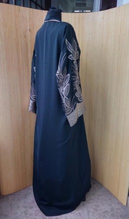 роскошная абая - халат из качественного крэпа с богатой вышивкой .
рукав широки. . фото 4