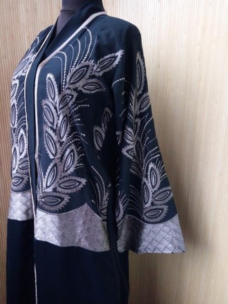 роскошная абая - халат из качественного крэпа с богатой вышивкой .
рукав широки. . фото 5
