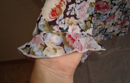 Красивая женская блузка в цветочный принт. Рукав 3/4 . по низу небольшая рюша. 
. . фото 5