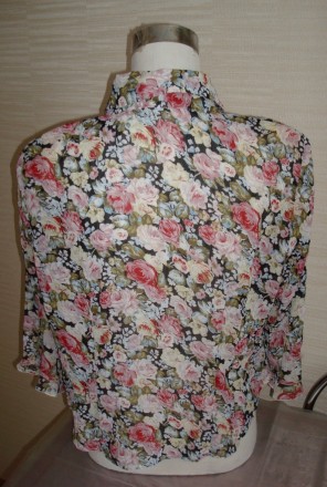 Красивая женская блузка в цветочный принт. Рукав 3/4 . по низу небольшая рюша. 
. . фото 6
