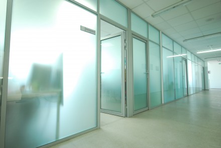 Скляні, офісні, душові перегородки застосовуються в офісах, торгових комплексах,. . фото 9