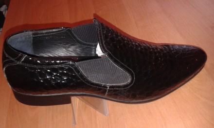 Туфли осенние, лаковая кожа фирмы на небольшом каблуке(на резинке).Привезены из . . фото 2