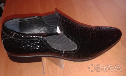 Туфли осенние, лаковая кожа фирмы на небольшом каблуке(на резинке).Привезены из . . фото 1