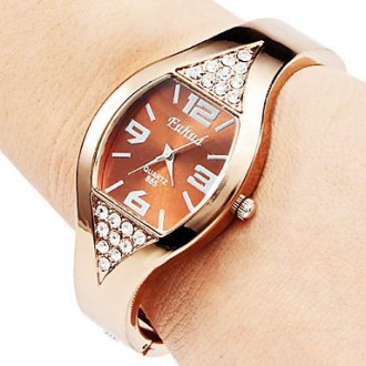 Классические женские часы на жестком бандажном ремешке , выполнены из нержавеюще. . фото 3