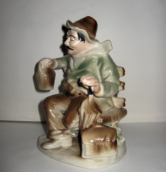 Предлагается старинная фарфоровая статуэтка с клеймом "Мужчина на скамейке&. . фото 2