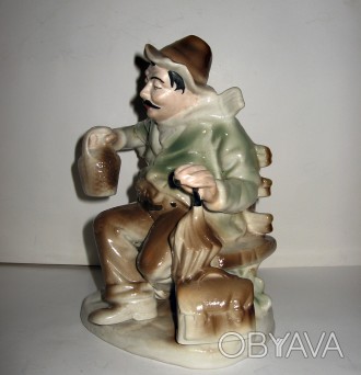 Предлагается старинная фарфоровая статуэтка с клеймом "Мужчина на скамейке&. . фото 1