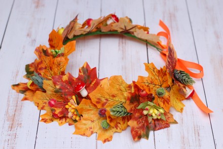 Осенний венок выполнен из листьев клена, хмеля и мухоморов.
Яркое украшение для. . фото 5