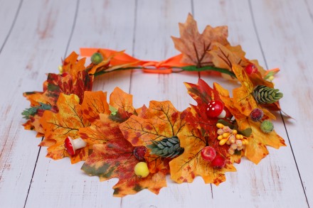 Осенний венок выполнен из листьев клена, хмеля и мухоморов.
Яркое украшение для. . фото 3