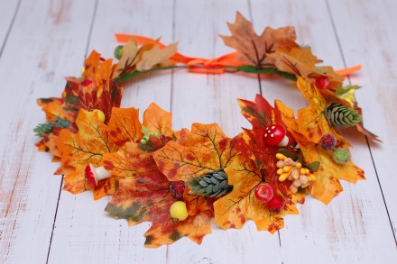 Осенний венок выполнен из листьев клена, хмеля и мухоморов.
Яркое украшение для. . фото 4