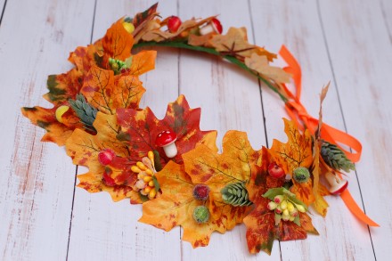 Осенний венок выполнен из листьев клена, хмеля и мухоморов.
Яркое украшение для. . фото 6