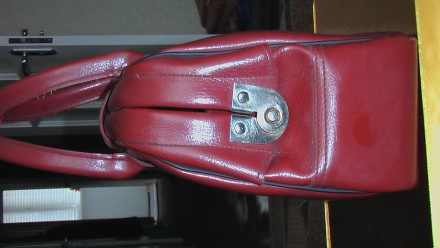 Продается компактная женская сумка из кож. заменителя , красного цвета с удобным. . фото 4