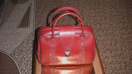 Продается компактная женская сумка из кож. заменителя , красного цвета с удобным. . фото 2