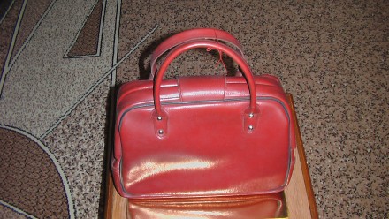 Продается компактная женская сумка из кож. заменителя , красного цвета с удобным. . фото 3