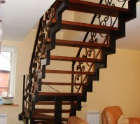 Лестницы на второй этаж, перила комбинированных железо-дерево. беседки, навесы, . . фото 3