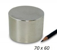 Неодимовый магнит в форме шайбы диаметром 70 мм и высотой 60 мм имеет магнитную . . фото 2