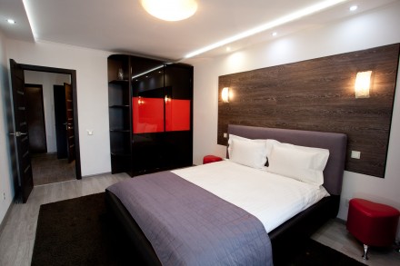2Квартира с новым дизайнерским ремонтом в стиле hi-tech, двуспальная кровать, уг. Троєщина. фото 5