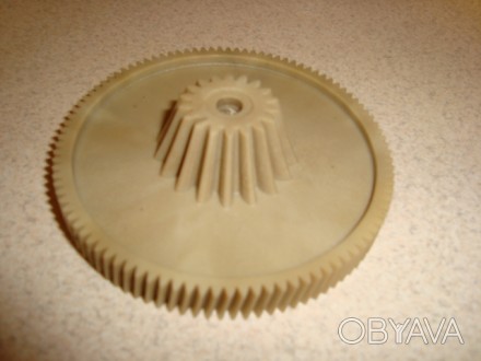 Шестерня для кухонного комбайна Ротор(Дива):
диаметр большой 81мм,зубцы косые 9. . фото 1