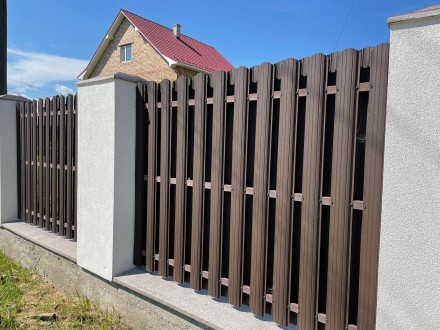 Сучасною альтернативою дерев’яного паркану є паркан з металевих штахет (єв. . фото 3