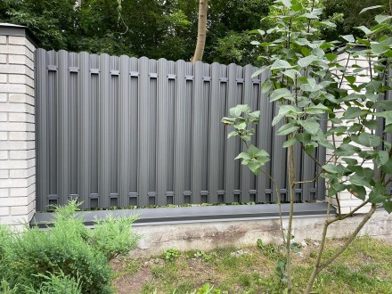 Сучасною альтернативою дерев’яного паркану є паркан з металевих штахет (єв. . фото 7