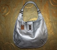 продаю новую сумку  Oriflame  женскую  металлик , с подкладкой ,на замочке , с в. . фото 2
