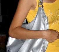 продаю новую сумку  Oriflame  женскую  металлик , с подкладкой ,на замочке , с в. . фото 3